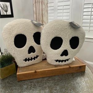 WHITE SHERPA HALLOWEEN PLUSH SKULL PILLOWS NEW SET OF 2